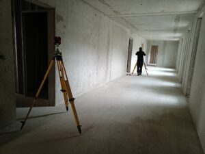 Echipa de topometrie RCBB realizând măsurători în teren