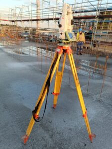 Echipa de topometrie RCBB realizând măsurători în teren